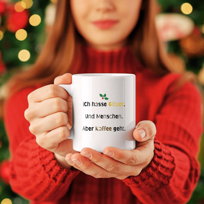 Lustige Anti-Weihnachten Tasse aus Keramik mit schwarzem Schriftzug „Ich hasse Glitzer. Und Menschen. Aber Kaffee geht.“ – originelles Weihnachtsgeschenk für Kaffee-Liebhaber, Weihnachtsmuffel und Kolleginnen mit trockenem Humor. Perfekt als witzige Nikolausidee, Geschenk für die Kollegin, Glühweintasse, witziges Wichtelgeschenk oder kleine Geschenkidee zu Weihnachten. Für alle, die Weihnachten nicht feiern, aber Kaffee lieben – ideal als Becher für Büro, Homeoffice oder Adventskalender.
