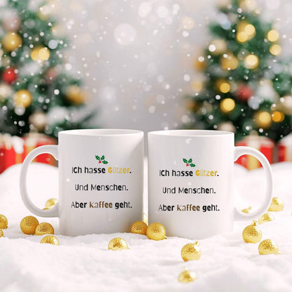 Lustige Anti-Weihnachten Tasse aus Keramik mit schwarzem Schriftzug „Ich hasse Glitzer. Und Menschen. Aber Kaffee geht.“ – originelles Weihnachtsgeschenk für Kaffee-Liebhaber, Weihnachtsmuffel und Kolleginnen mit trockenem Humor. Perfekt als witzige Nikolausidee, Geschenk für die Kollegin, Glühweintasse, witziges Wichtelgeschenk oder kleine Geschenkidee zu Weihnachten. Für alle, die Weihnachten nicht feiern, aber Kaffee lieben – ideal als Becher für Büro, Homeoffice oder Adventskalender.