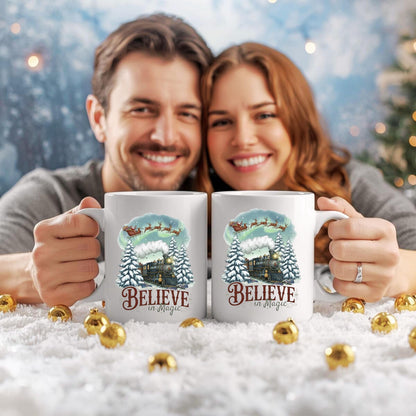 Weihnachtstasse mit nostalgischem Zug, Weihnachtsmann im Schlitten und verschneiten Tannenbäumen, Keramiktasse mit liebevollem Weihnachtsmotiv, Geschenkidee Weihnachten für Frauen, Männer, Freunde und Familie, hochwertiger Winterbecher Believe in Magic, ideal als kleines Weihnachtsgeschenk, Nikolaustasse oder festlicher Kaffee- & Teebecher, spülmaschinenfest, mikrowellengeeignet und mit langlebigem Druck für die Weihnachtszeit. Weihnachtstasse mit Zug, Weihnachtsgeschenk Tasse Keramikbecher