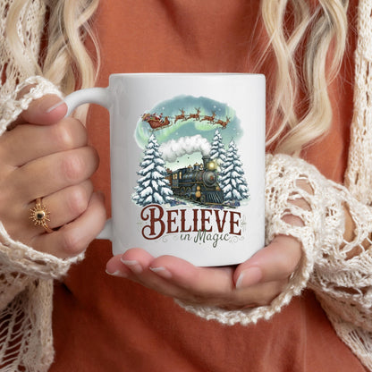 Weihnachtstasse mit nostalgischem Zug, Weihnachtsmann im Schlitten und verschneiten Tannenbäumen, Keramiktasse mit liebevollem Weihnachtsmotiv, Geschenkidee Weihnachten für Frauen, Männer, Freunde und Familie, hochwertiger Winterbecher Believe in Magic, ideal als kleines Weihnachtsgeschenk, Nikolaustasse oder festlicher Kaffee- & Teebecher, spülmaschinenfest, mikrowellengeeignet und mit langlebigem Druck für die Weihnachtszeit. Weihnachtstasse mit Zug, Weihnachtsgeschenk Tasse Keramikbecher
