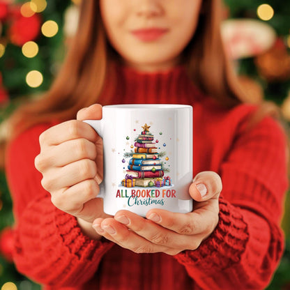 Witzige Weihnachtsgeschenk Tasse mit Bücher-Stapel und Spruch „All Booked for Christmas“. Perfekt für Buchliebhaber, Leseratten und Vielleser. ideal als tasse mit spruch für Frauen Männer als kaffeetasse mit Spruch für Kollegin oder Freundin, oder als lustige tasse Weihnachten. Auch als Wichtelgeschenk, kleines Geschenk zu Weihnachten oder Nikolausgeschenk geeignet. Für Literaturfans, Bibliophile und Tee- oder Kaffeeliebhaber. Keramikbecher mit Humor für gemütliche Lesestunden in der Winterzeit.