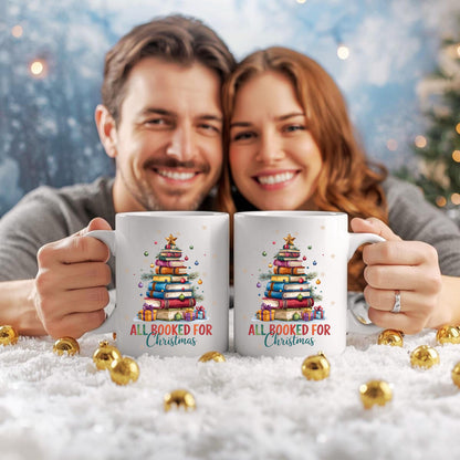 Witzige Weihnachtsgeschenk Tasse mit Bücher-Stapel und Spruch „All Booked for Christmas“. Perfekt für Buchliebhaber, Leseratten und Vielleser. ideal als tasse mit spruch für Frauen Männer als kaffeetasse mit Spruch für Kollegin oder Freundin, oder als lustige tasse Weihnachten. Auch als Wichtelgeschenk, kleines Geschenk zu Weihnachten oder Nikolausgeschenk geeignet. Für Literaturfans, Bibliophile und Tee- oder Kaffeeliebhaber. Keramikbecher mit Humor für gemütliche Lesestunden in der Winterzeit.