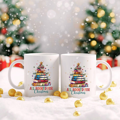 Witzige Weihnachtsgeschenk Tasse mit Bücher-Stapel und Spruch „All Booked for Christmas“. Perfekt für Buchliebhaber, Leseratten und Vielleser. ideal als tasse mit spruch für Frauen Männer als kaffeetasse mit Spruch für Kollegin oder Freundin, oder als lustige tasse Weihnachten. Auch als Wichtelgeschenk, kleines Geschenk zu Weihnachten oder Nikolausgeschenk geeignet. Für Literaturfans, Bibliophile und Tee- oder Kaffeeliebhaber. Keramikbecher mit Humor für gemütliche Lesestunden in der Winterzeit.