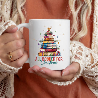 Witzige Weihnachtsgeschenk Tasse mit Bücher-Stapel und Spruch „All Booked for Christmas“. Perfekt für Buchliebhaber, Leseratten und Vielleser. ideal als tasse mit spruch für Frauen Männer als kaffeetasse mit Spruch für Kollegin oder Freundin, oder als lustige tasse Weihnachten. Auch als Wichtelgeschenk, kleines Geschenk zu Weihnachten oder Nikolausgeschenk geeignet. Für Literaturfans, Bibliophile und Tee- oder Kaffeeliebhaber. Keramikbecher mit Humor für gemütliche Lesestunden in der Winterzeit.