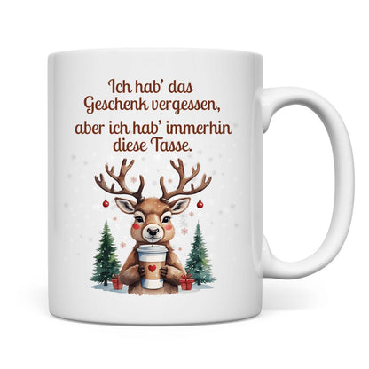 Lustige Weihnachtstasse mit Spruch „Ich hab das Geschenk vergessen, aber ich hab immerhin diese Tasse“, Rentier mit Kaffeebecher, Schnee und Tannen. Weihnachtsbecher aus Keramik, als Geschenk Weihnachten für Kollegin, Freund, Freundin oder Familie. Perfekt als Wichtelgeschenk, Nikolausgeschenk oder kleines Geschenk. Wintertasse mit Humor für Frauen, Männer und Paare. Geschenkidee Weihnachten, Kaffeetasse mit Spruch. Für Weihnachtsfeier oder Advent. Lustige Tasse Weihnachten mit Rentier-Motiv