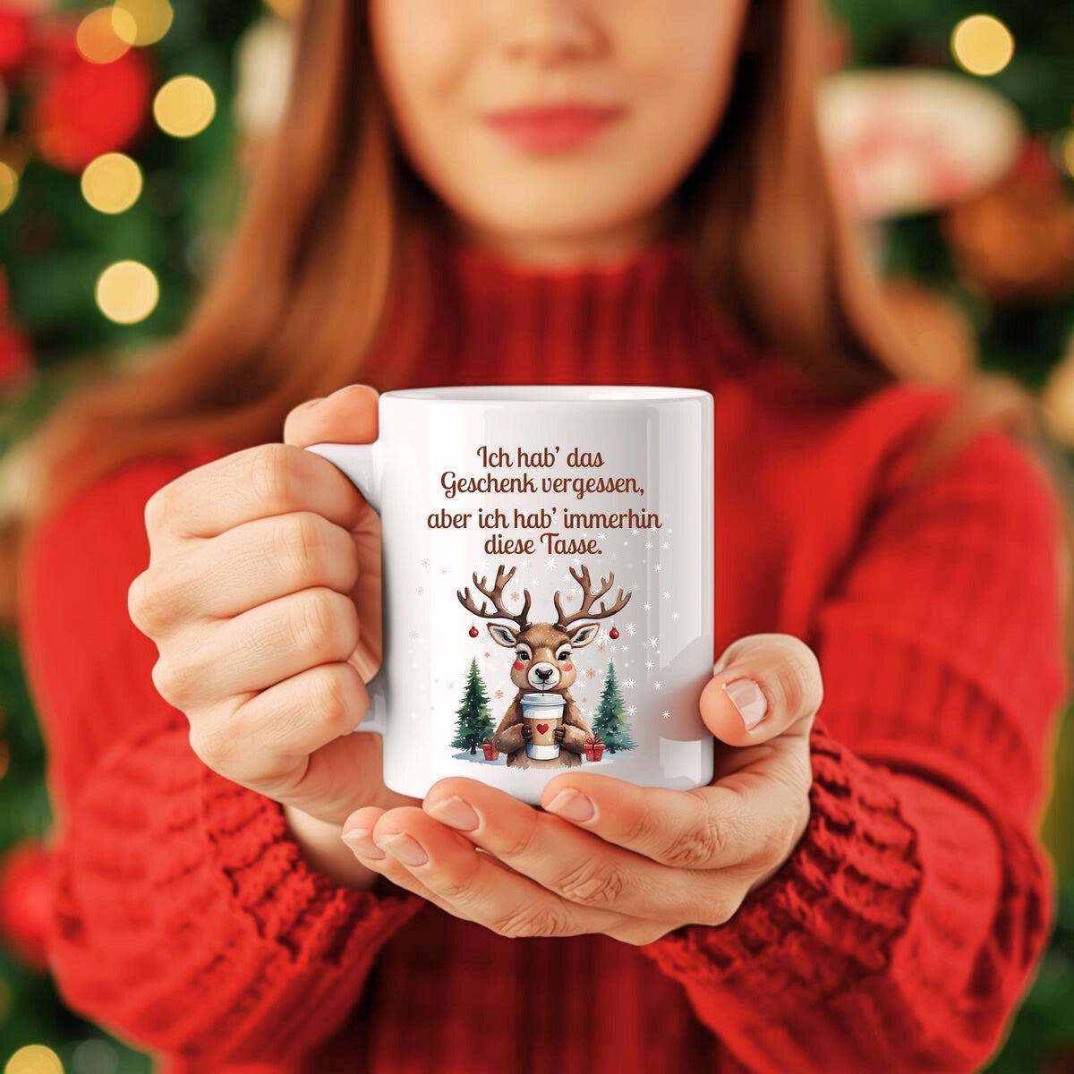Lustige Weihnachtstasse mit Spruch „Ich hab das Geschenk vergessen, aber ich hab immerhin diese Tasse“, Rentier mit Kaffeebecher, Schnee und Tannen. Weihnachtsbecher aus Keramik, als Geschenk Weihnachten für Kollegin, Freund, Freundin oder Familie. Perfekt als Wichtelgeschenk, Nikolausgeschenk oder kleines Geschenk. Wintertasse mit Humor für Frauen, Männer und Paare. Geschenkidee Weihnachten, Kaffeetasse mit Spruch. Für Weihnachtsfeier oder Advent. Lustige Tasse Weihnachten mit Rentier-Motiv