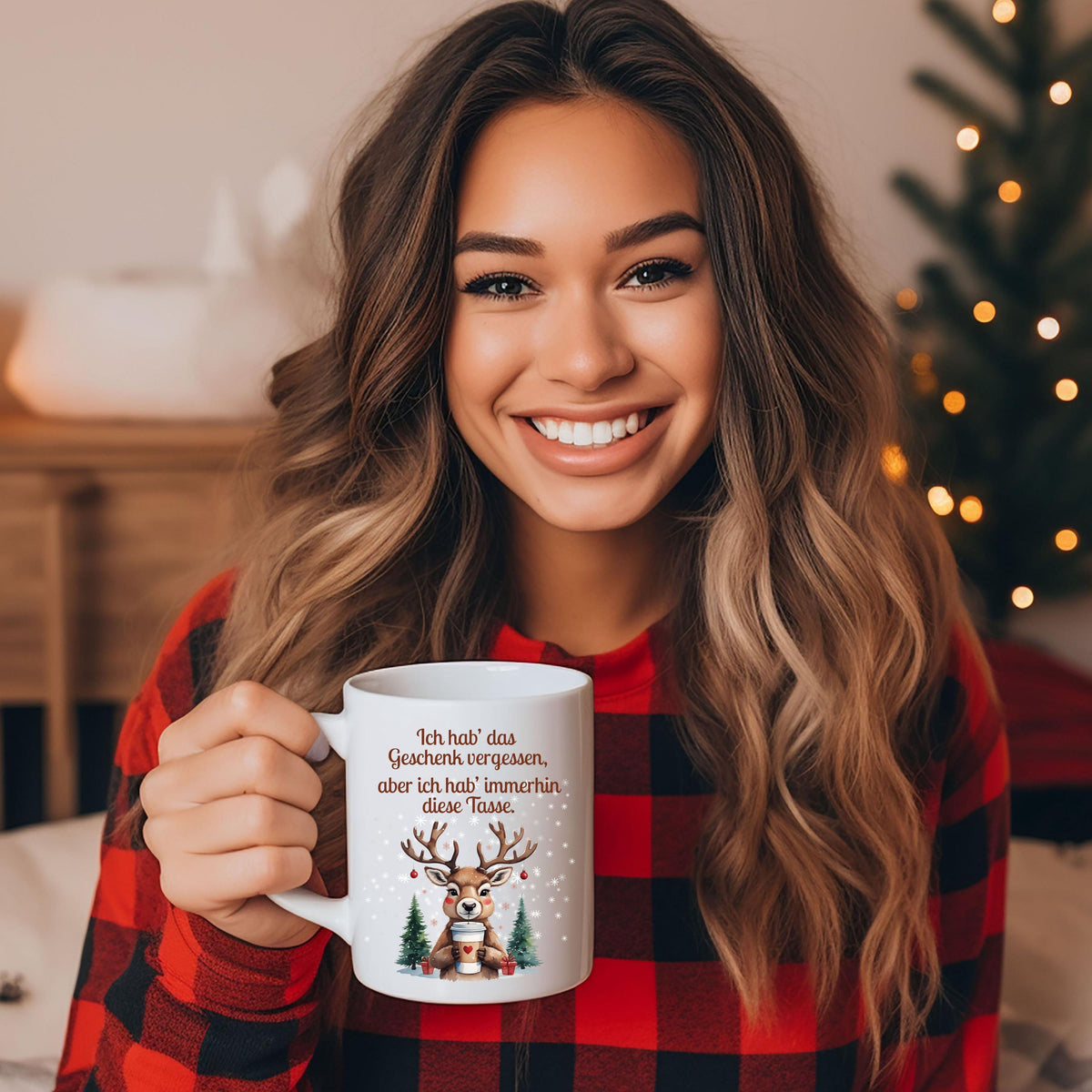 Lustige Weihnachtstasse mit Spruch „Ich hab das Geschenk vergessen, aber ich hab immerhin diese Tasse“, Rentier mit Kaffeebecher, Schnee und Tannen. Weihnachtsbecher aus Keramik, als Geschenk Weihnachten für Kollegin, Freund, Freundin oder Familie. Perfekt als Wichtelgeschenk, Nikolausgeschenk oder kleines Geschenk. Wintertasse mit Humor für Frauen, Männer und Paare. Geschenkidee Weihnachten, Kaffeetasse mit Spruch. Für Weihnachtsfeier oder Advent. Lustige Tasse Weihnachten mit Rentier-Motiv