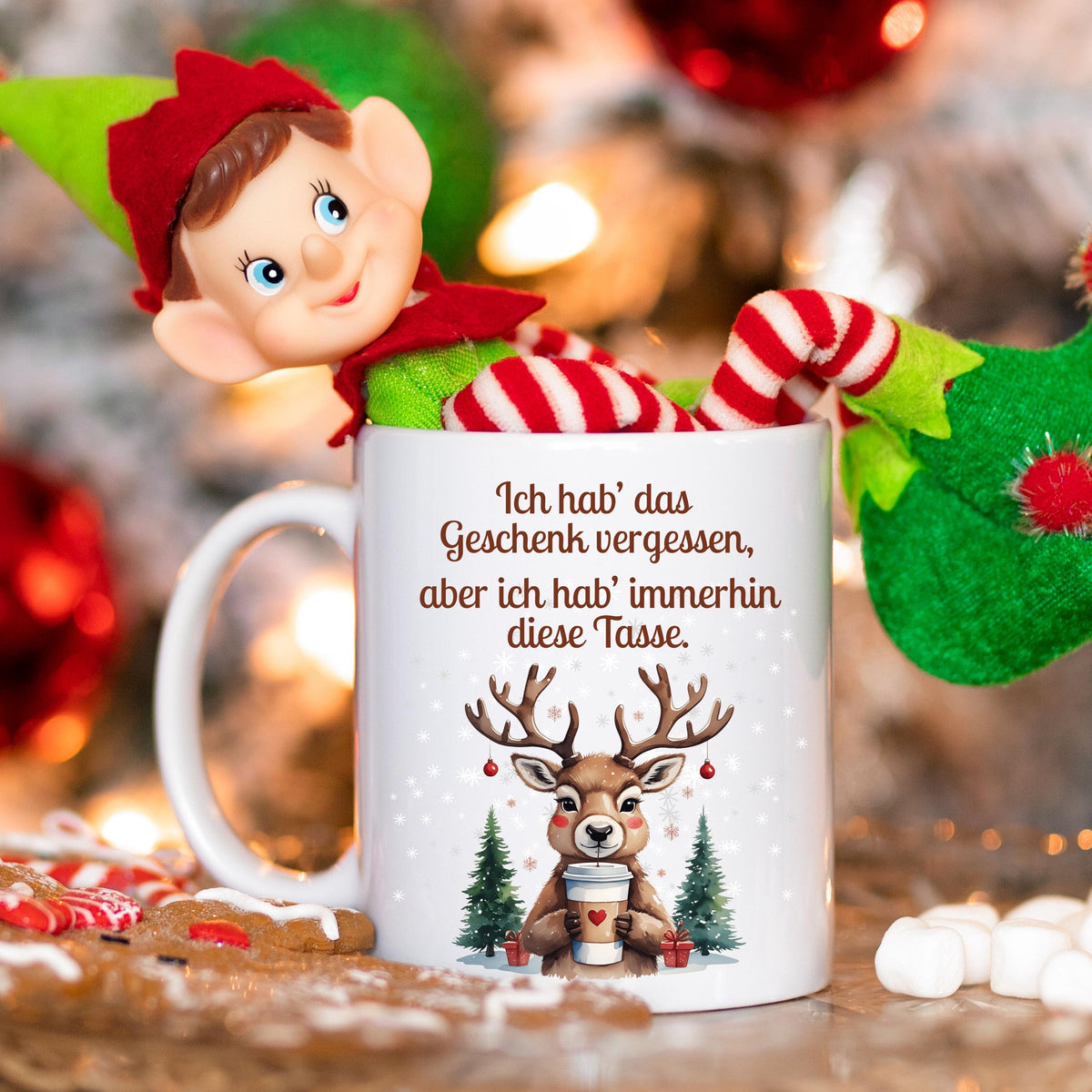 Lustige Weihnachtstasse mit Spruch „Ich hab das Geschenk vergessen, aber ich hab immerhin diese Tasse“, Rentier mit Kaffeebecher, Schnee und Tannen. Weihnachtsbecher aus Keramik, als Geschenk Weihnachten für Kollegin, Freund, Freundin oder Familie. Perfekt als Wichtelgeschenk, Nikolausgeschenk oder kleines Geschenk. Wintertasse mit Humor für Frauen, Männer und Paare. Geschenkidee Weihnachten, Kaffeetasse mit Spruch. Für Weihnachtsfeier oder Advent. Lustige Tasse Weihnachten mit Rentier-Motiv
