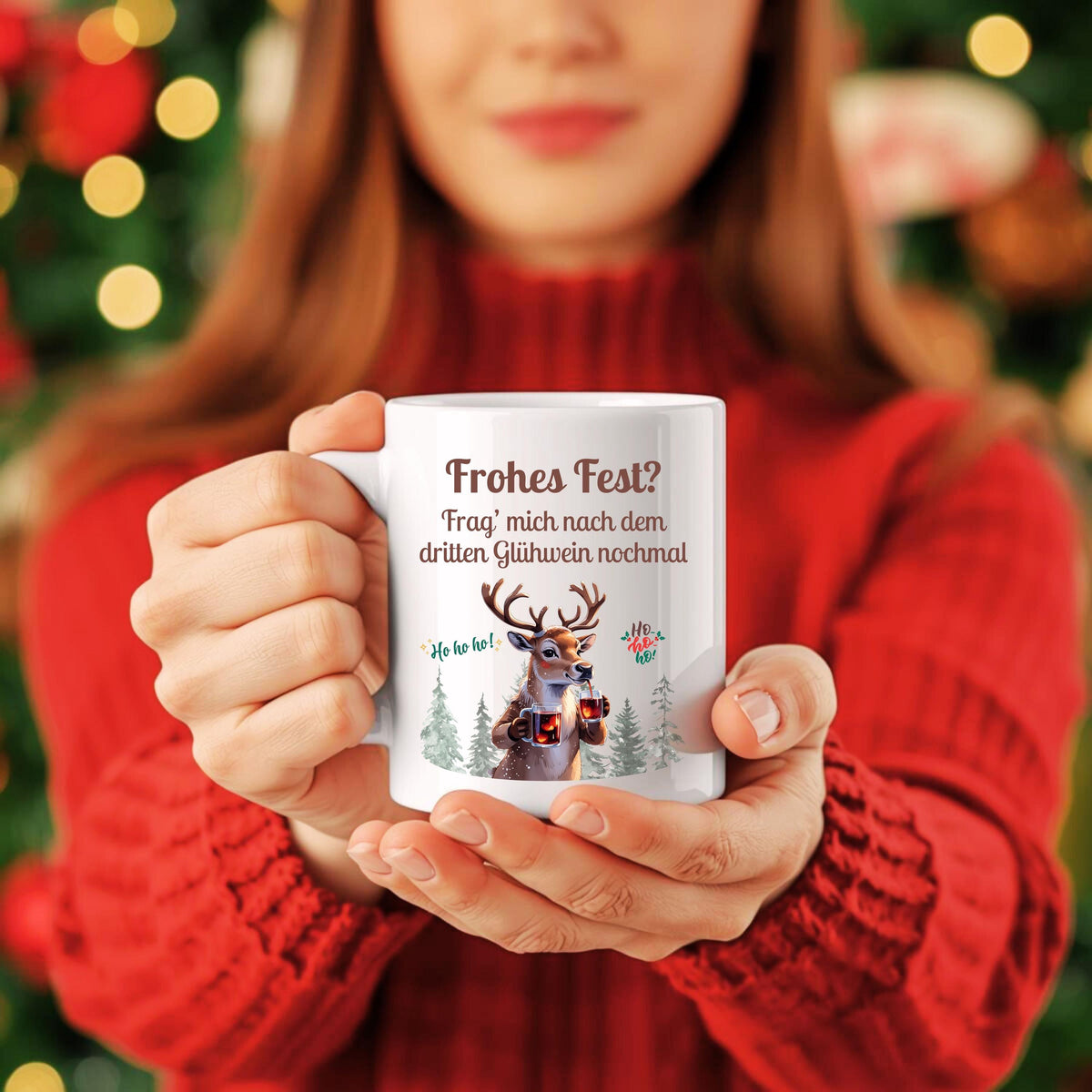 Lustige Glühweintasse mit Rentier und Spruch „Frag mich nach dem dritten Glühwein nochmal“. Weihnachtsbecher mit Humor, Schnee, Wald und zwei Glühweingläsern. Geschenkidee Weihnachten für Kollegin, Freund, Freundin oder Familie. Ideal als Wichtelgeschenk, Nikolausgeschenk oder kleines Geschenk für Glühwein-Fans. Hochwertige Keramiktasse, beidseitig bedruckt. Wintertasse für Männer und Frauen, perfekt für Weihnachtsfeier, Weihnachtsmarkt oder Büro. Geschenk Weihnachten mit Rentier-Motiv