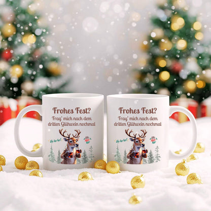Lustige Glühweintasse mit Rentier und Spruch „Frag mich nach dem dritten Glühwein nochmal“. Weihnachtsbecher mit Humor, Schnee, Wald und zwei Glühweingläsern. Geschenkidee Weihnachten für Kollegin, Freund, Freundin oder Familie. Ideal als Wichtelgeschenk, Nikolausgeschenk oder kleines Geschenk für Glühwein-Fans. Hochwertige Keramiktasse, beidseitig bedruckt. Wintertasse für Männer und Frauen, perfekt für Weihnachtsfeier, Weihnachtsmarkt oder Büro. Geschenk Weihnachten mit Rentier-Motiv