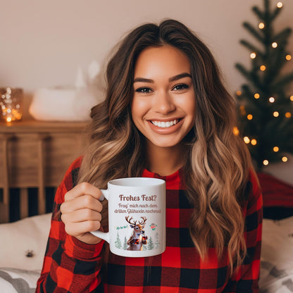 Lustige Glühweintasse mit Rentier und Spruch „Frag mich nach dem dritten Glühwein nochmal“. Weihnachtsbecher mit Humor, Schnee, Wald und zwei Glühweingläsern. Geschenkidee Weihnachten für Kollegin, Freund, Freundin oder Familie. Ideal als Wichtelgeschenk, Nikolausgeschenk oder kleines Geschenk für Glühwein-Fans. Hochwertige Keramiktasse, beidseitig bedruckt. Wintertasse für Männer und Frauen, perfekt für Weihnachtsfeier, Weihnachtsmarkt oder Büro. Geschenk Weihnachten mit Rentier-Motiv