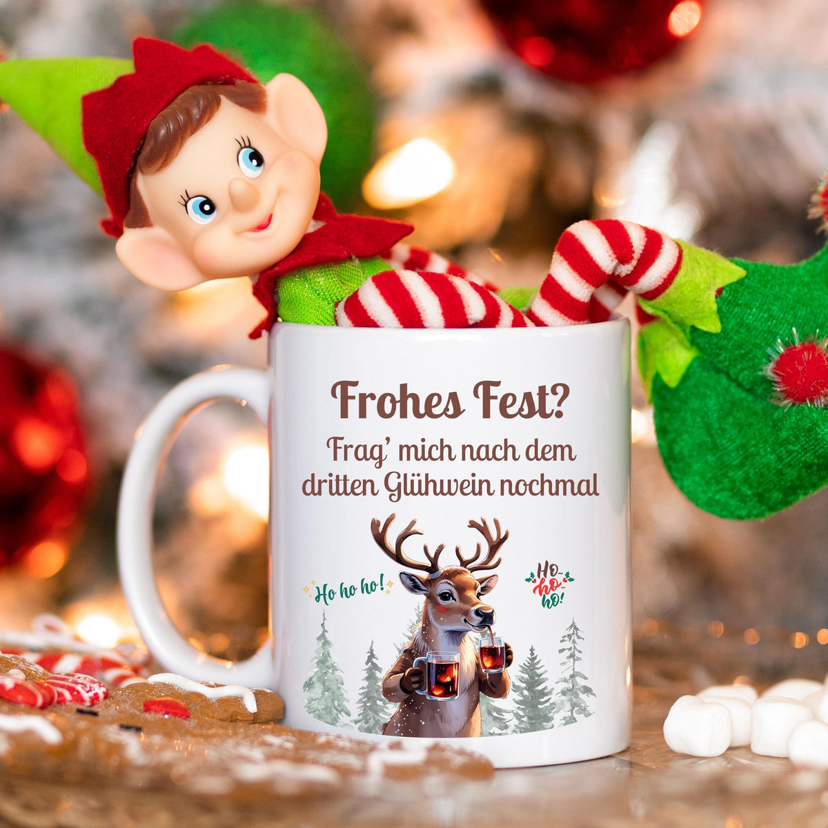 Lustige Glühweintasse mit Rentier und Spruch „Frag mich nach dem dritten Glühwein nochmal“. Weihnachtsbecher mit Humor, Schnee, Wald und zwei Glühweingläsern. Geschenkidee Weihnachten für Kollegin, Freund, Freundin oder Familie. Ideal als Wichtelgeschenk, Nikolausgeschenk oder kleines Geschenk für Glühwein-Fans. Hochwertige Keramiktasse, beidseitig bedruckt. Wintertasse für Männer und Frauen, perfekt für Weihnachtsfeier, Weihnachtsmarkt oder Büro. Geschenk Weihnachten mit Rentier-Motiv