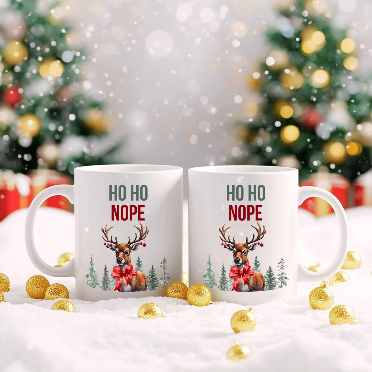 Lustige Anti-Weihnachtstasse mit Spruch „HO HO NOPE“ und Rentier-Motiv mit roter Schleife, Wald und Schnee. Weihnachtsbecher mit Humor, ideal als Geschenk Weihnachten für Kollegin, Freund, Freundin oder Familie. Perfekt als Wichtelgeschenk, Nikolausgeschenk oder kleines Geschenk für Weihnachtsmuffel. Hochwertige Keramiktasse mit Druck, beidseitig bedruckt. Geschenkidee Weihnachten mit Witz für Männer und Frauen. Statement-Tasse mit Weihnachtsspruch. Ideal für Büro Weihnachtsfeier
