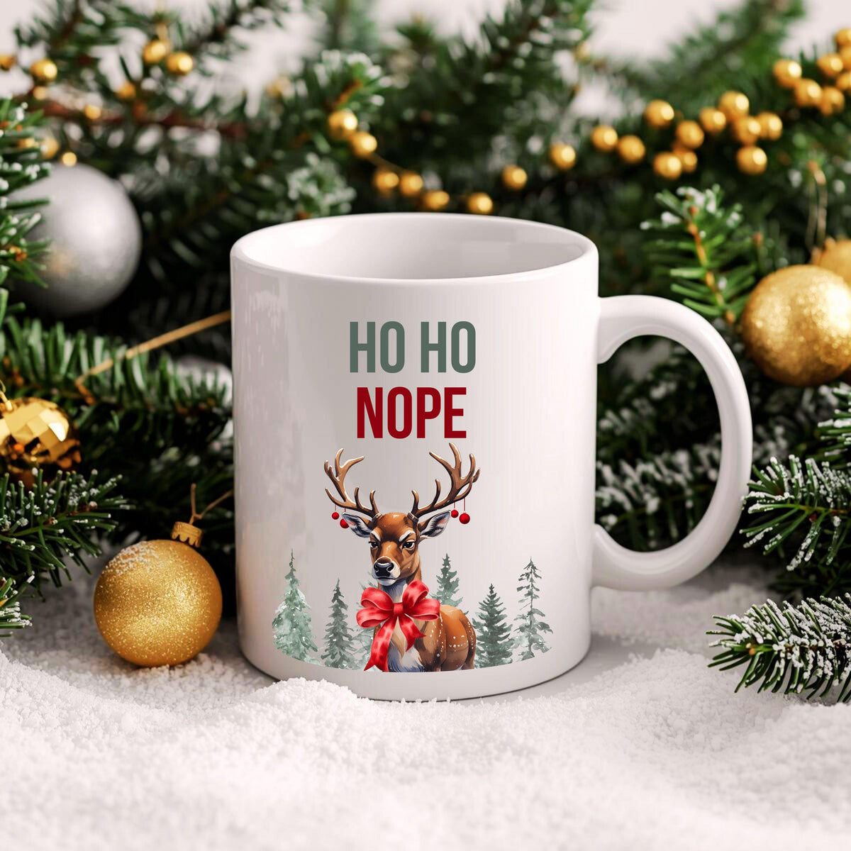 Lustige Anti-Weihnachtstasse mit Spruch „HO HO NOPE“ und Rentier-Motiv mit roter Schleife, Wald und Schnee. Weihnachtsbecher mit Humor, ideal als Geschenk Weihnachten für Kollegin, Freund, Freundin oder Familie. Perfekt als Wichtelgeschenk, Nikolausgeschenk oder kleines Geschenk für Weihnachtsmuffel. Hochwertige Keramiktasse mit Druck, beidseitig bedruckt. Geschenkidee Weihnachten mit Witz für Männer und Frauen. Statement-Tasse mit Weihnachtsspruch. Ideal für Büro Weihnachtsfeier