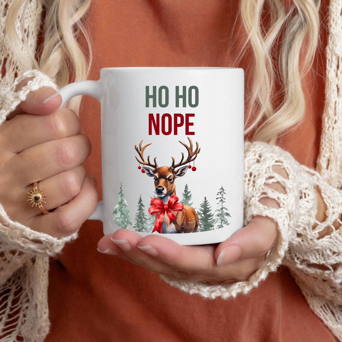 Lustige Anti-Weihnachtstasse mit Spruch „HO HO NOPE“ und Rentier-Motiv mit roter Schleife, Wald und Schnee. Weihnachtsbecher mit Humor, ideal als Geschenk Weihnachten für Kollegin, Freund, Freundin oder Familie. Perfekt als Wichtelgeschenk, Nikolausgeschenk oder kleines Geschenk für Weihnachtsmuffel. Hochwertige Keramiktasse mit Druck, beidseitig bedruckt. Geschenkidee Weihnachten mit Witz für Männer und Frauen. Statement-Tasse mit Weihnachtsspruch. Ideal für Büro Weihnachtsfeier