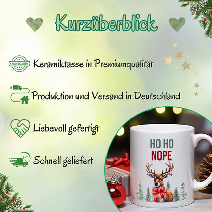 Lustige Anti-Weihnachtstasse mit Spruch „HO HO NOPE“ und Rentier-Motiv mit roter Schleife, Wald und Schnee. Weihnachtsbecher mit Humor, ideal als Geschenk Weihnachten für Kollegin, Freund, Freundin oder Familie. Perfekt als Wichtelgeschenk, Nikolausgeschenk oder kleines Geschenk für Weihnachtsmuffel. Hochwertige Keramiktasse mit Druck, beidseitig bedruckt. Geschenkidee Weihnachten mit Witz für Männer und Frauen. Statement-Tasse mit Weihnachtsspruch. Ideal für Büro Weihnachtsfeier