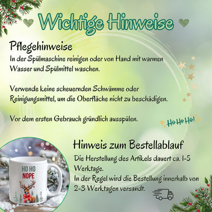 Lustige Anti-Weihnachtstasse mit Spruch „HO HO NOPE“ und Rentier-Motiv mit roter Schleife, Wald und Schnee. Weihnachtsbecher mit Humor, ideal als Geschenk Weihnachten für Kollegin, Freund, Freundin oder Familie. Perfekt als Wichtelgeschenk, Nikolausgeschenk oder kleines Geschenk für Weihnachtsmuffel. Hochwertige Keramiktasse mit Druck, beidseitig bedruckt. Geschenkidee Weihnachten mit Witz für Männer und Frauen. Statement-Tasse mit Weihnachtsspruch. Ideal für Büro Weihnachtsfeier