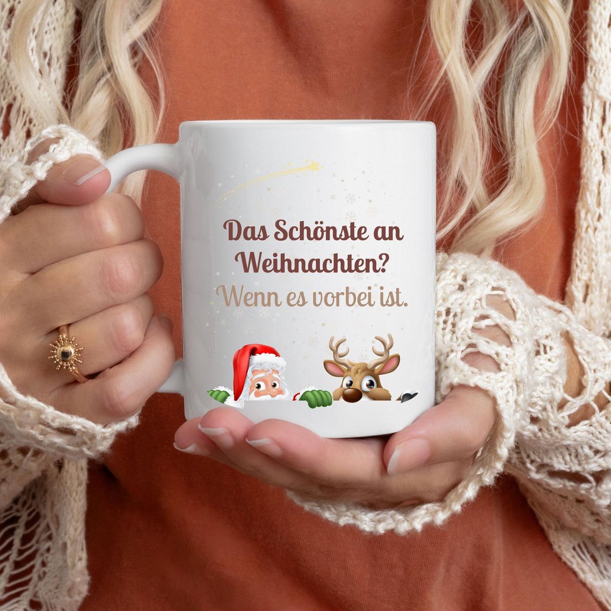 Lustige Anti-Weihnachtstasse mit Spruch „Das Schönste an Weihnachten? Wenn es vorbei ist“. Weihnachtsbecher mit Rentier und Weihnachtsmann-Motiv, Sarkasmus und Humor. Geschenkidee Weihnachten für Freund, Kollegin, Freundin oder Familie. Perfekt als Wichtelgeschenk, Nikolausgeschenk oder kleines Geschenk für Weihnachtsmuffel. Tasse aus hochwertiger Keramik, beidseitig bedruckt. Ideal für Männer und Frauen, Büro oder Zuhause. Statement-Tasse für alle, die Weihnachten liebe geggeiner