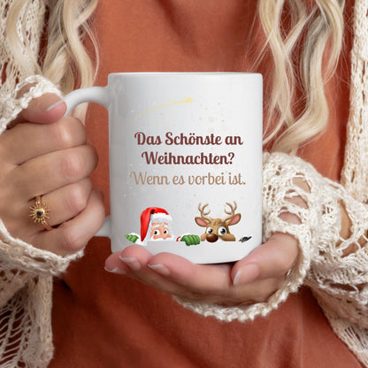 Lustige Anti-Weihnachtstasse mit Spruch „Das Schönste an Weihnachten? Wenn es vorbei ist“. Weihnachtsbecher mit Rentier und Weihnachtsmann-Motiv, Sarkasmus und Humor. Geschenkidee Weihnachten für Freund, Kollegin, Freundin oder Familie. Perfekt als Wichtelgeschenk, Nikolausgeschenk oder kleines Geschenk für Weihnachtsmuffel. Tasse aus hochwertiger Keramik, beidseitig bedruckt. Ideal für Männer und Frauen, Büro oder Zuhause. Statement-Tasse für alle, die Weihnachten liebe geggeiner