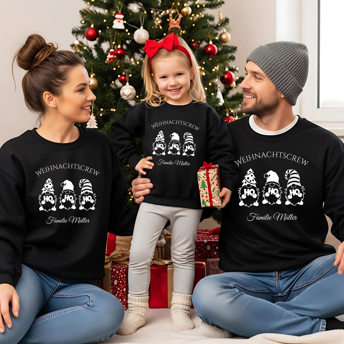 Personalisierter Weihnachtspullover Familie mit Wichtelmotiv und Schriftzug „Weihnachtscrew“. Festlicher Familienlook für Kinder, Babys, Mama & Papa – perfekt für Familienfotos, Heiligabend oder entspannte Feiertage. Das detailverliebte Wichteldesign sorgt für Zusammenhalt und Weihnachtsfreude. Ob als Familienoutfit oder Geschenkidee – dieser Weihnachtspullover bringt Weihnachtszauber und ein Lächeln auf jedes Festtagsfoto.