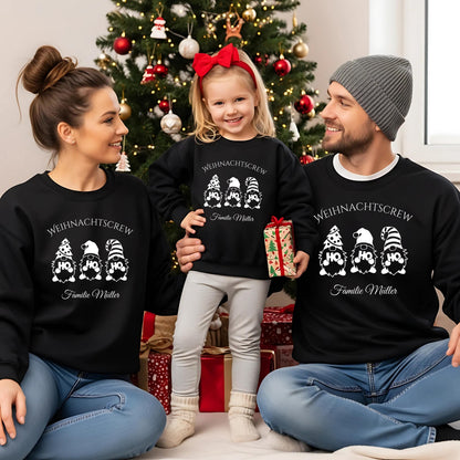 Personalisierter Weihnachtspullover Familie mit Wichtelmotiv und Schriftzug „Weihnachtscrew“. Festlicher Familienlook für Kinder, Babys, Mama & Papa – perfekt für Familienfotos, Heiligabend oder entspannte Feiertage. Das detailverliebte Wichteldesign sorgt für Zusammenhalt und Weihnachtsfreude. Ob als Familienoutfit oder Geschenkidee – dieser Weihnachtspullover bringt Weihnachtszauber und ein Lächeln auf jedes Festtagsfoto.