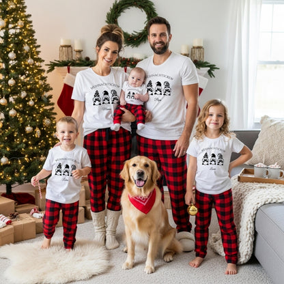 Personalisierter Weihnachtspullover Familie mit Wichtelmotiv und Schriftzug „Weihnachtscrew“. Festlicher Partnerlook für Eltern, Kinder und Babys, ideal für Familienfotos, Heiligabend oder gemütliche Feiertage. Das liebevolle Design mit Weihnachtswichteln steht für Zusammenhalt und Weihnachtsfreude. Perfektes Familienoutfit oder Geschenkidee zu Weihnachten egal ob für Mama Papa oder Geschwister. Bringt festliche Stimmung und ein Lächeln auf jedes Weihnachtsfoto Weihnachtspullover Familienoutfit