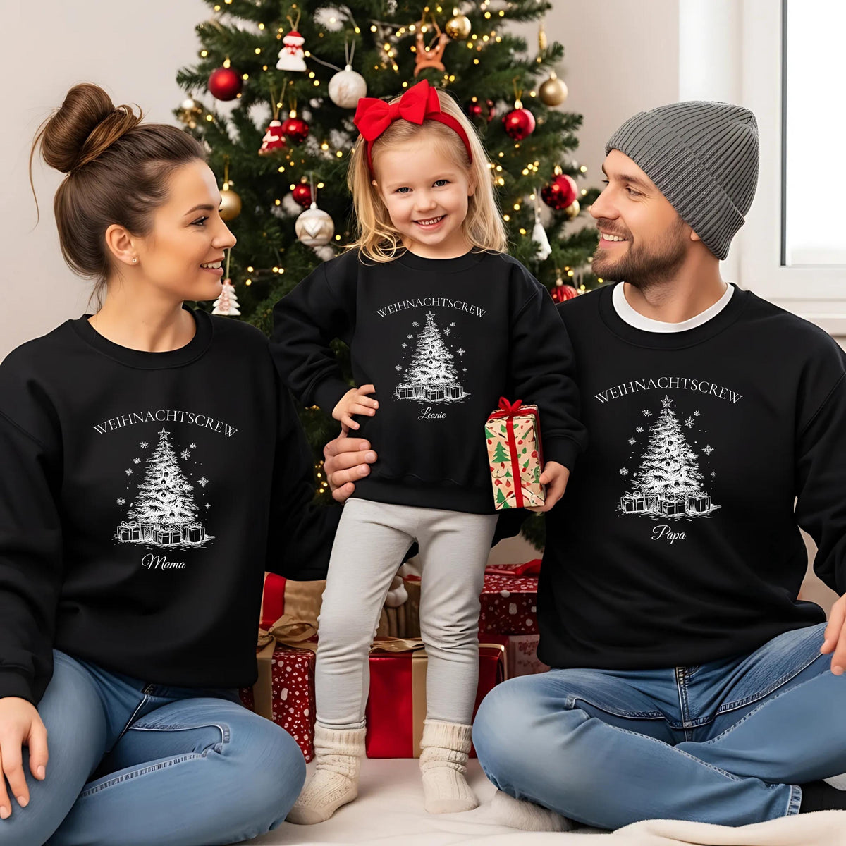 ersonalisierte Weihnachtspullover Familie mit Tannenbaum-Motiv – festliches Familienoutfit für Weihnachten. Die Weihnachtscrew feiert den Zauber der Feiertage im Partnerlook: Eltern, Kinder und Babys tragen liebevoll gestaltete Pullover, T-Shirts oder Bodys mit elegantem Weihnachtsbaum, Sternen und Geschenken. Ideal für Familienfotos, festliche Feiern und als Geschenkidee zu Weihnachten. Hochwertig bedruckt, nachhaltig produziert, warm, weich und mit Namen personalisierbar.