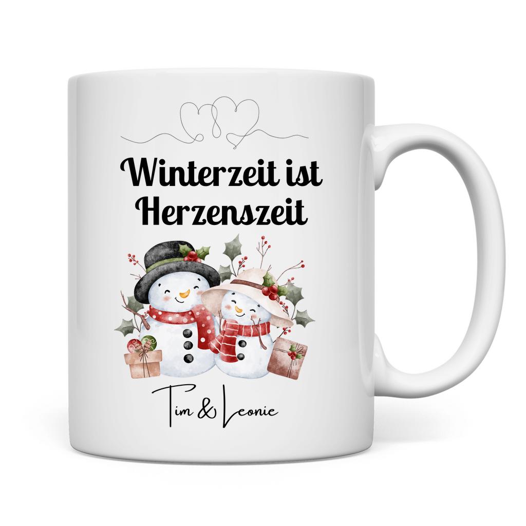 Personalisierte Weihnachtstasse mit Spruch „Winterzeit ist Herzenszeit“ und niedlichem Schneemann-Paar Motiv. Geschenkidee Weihnachten für Paare, Partner, Freundin oder Freund. Wintertasse mit Namen individuell personalisierbar. Keramiktasse Weihnachten für Verliebte oder als romantisches Weihnachtsgeschenk. Lustige Pärchentasse für die Adventszeit, ideal auch als Wichtelgeschenk oder kleine Aufmerksamkeit für den Lieblingsmenschen.