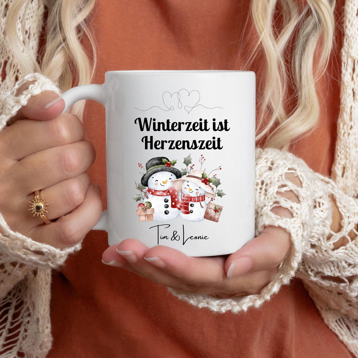 Personalisierte Weihnachtstasse mit Spruch „Winterzeit ist Herzenszeit“ und niedlichem Schneemann-Paar Motiv. Geschenkidee Weihnachten für Paare, Partner, Freundin oder Freund. Wintertasse mit Namen individuell personalisierbar. Keramiktasse Weihnachten für Verliebte oder als romantisches Weihnachtsgeschenk. Lustige Pärchentasse für die Adventszeit, ideal auch als Wichtelgeschenk oder kleine Aufmerksamkeit für den Lieblingsmenschen.