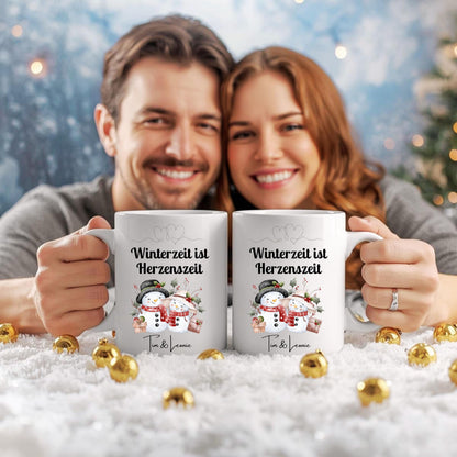 Personalisierte Weihnachtstasse mit Spruch „Winterzeit ist Herzenszeit“ und niedlichem Schneemann-Paar Motiv. Geschenkidee Weihnachten für Paare, Partner, Freundin oder Freund. Wintertasse mit Namen individuell personalisierbar. Keramiktasse Weihnachten für Verliebte oder als romantisches Weihnachtsgeschenk. Lustige Pärchentasse für die Adventszeit, ideal auch als Wichtelgeschenk oder kleine Aufmerksamkeit für den Lieblingsmenschen.