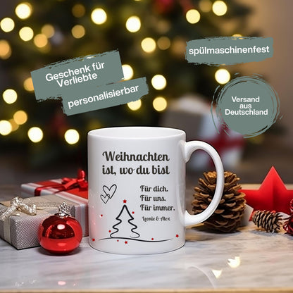 Romantische Weihnachtstasse mit Spruch „Weihnachten ist, wo du bist“ und Wunschname. Personalisierte Tasse für Paare, Partner, Freundin oder Freund. Geschenkidee Weihnachten mit Herz für Verliebte oder als liebevolle Aufmerksamkeit in der Adventszeit. Hochwertig bedruckte Keramiktasse mit modernem, schlichtem Design. Perfekt als Wichtelgeschenk, Nikolausüberraschung oder kleines Weihnachtsgeschenk mit emotionaler Botschaft.