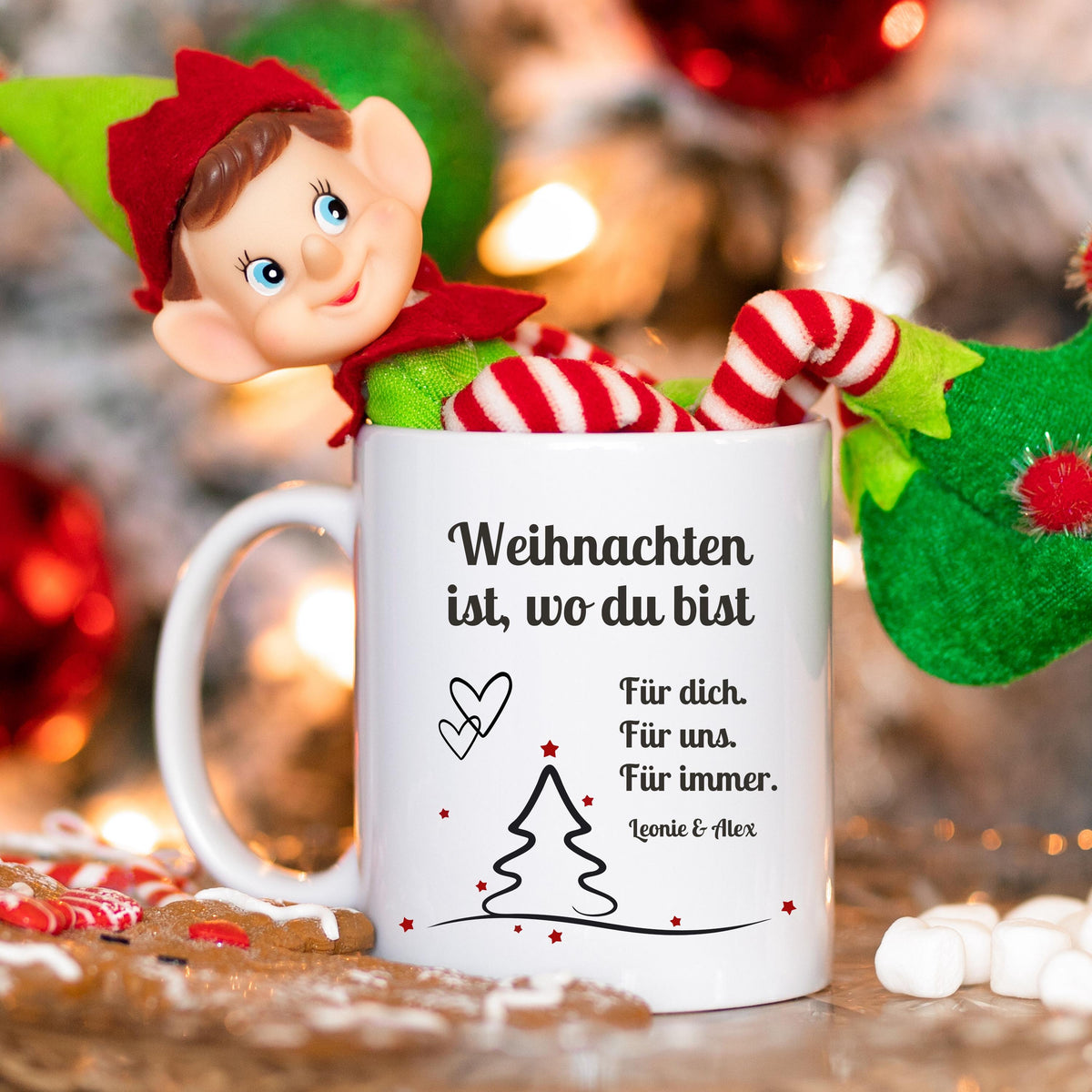 Romantische Weihnachtstasse mit Spruch „Weihnachten ist, wo du bist“ und Wunschname. Personalisierte Tasse für Paare, Partner, Freundin oder Freund. Geschenkidee Weihnachten mit Herz für Verliebte oder als liebevolle Aufmerksamkeit in der Adventszeit. Hochwertig bedruckte Keramiktasse mit modernem, schlichtem Design. Perfekt als Wichtelgeschenk, Nikolausüberraschung oder kleines Weihnachtsgeschenk mit emotionaler Botschaft.