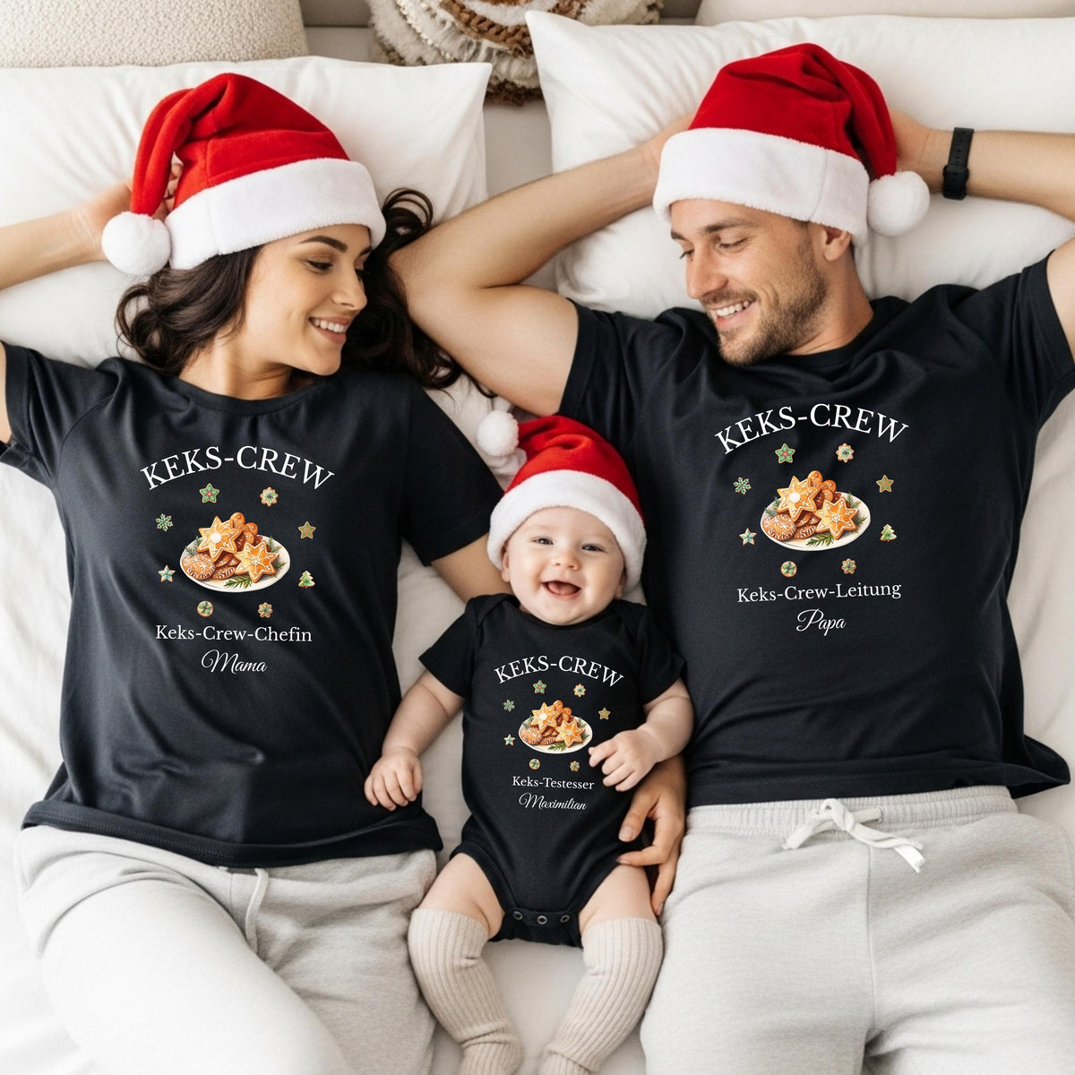 Personalisierter Weihnachtspullover Familie „Keks-Crew“ mit Plätzchenmotiv. Perfektes Familienoutfit für Eltern, Kinder & Babys zum gemeinsamen Plätzchenbacken. Lustige Titel wie Chef-Keksbäcker, Keks-Testesser oder Keks-Königin. Ideal als Partnerlook Weihnachten, Geschenkidee für Familien, Eltern, Großeltern oder Geschwister. Nachhaltig produziert hochwertig bedruckt, erhältlich als Sweatshirt T-Shirt oder Body. Süßes Weihnachtsoutfit für die ganze Familie & Kleidung für Weihnachtsbäckerei-Fans
