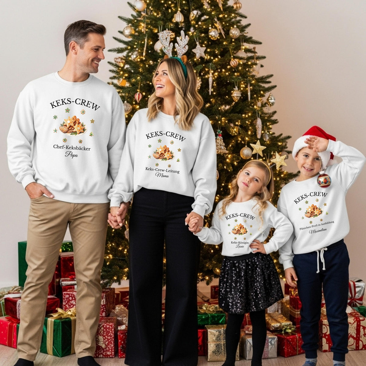 Personalisierter Weihnachtspullover Familie „Keks-Crew“ mit Plätzchenmotiv. Perfektes Familienoutfit für Eltern, Kinder & Babys zum gemeinsamen Plätzchenbacken. Lustige Titel wie Chef-Keksbäcker, Keks-Testesser oder Keks-Königin. Ideal als Partnerlook Weihnachten, Geschenkidee für Familien, Eltern, Großeltern oder Geschwister. Nachhaltig produziert hochwertig bedruckt, erhältlich als Sweatshirt T-Shirt oder Body. Süßes Weihnachtsoutfit für die ganze Familie & Kleidung für Weihnachtsbäckerei-Fans