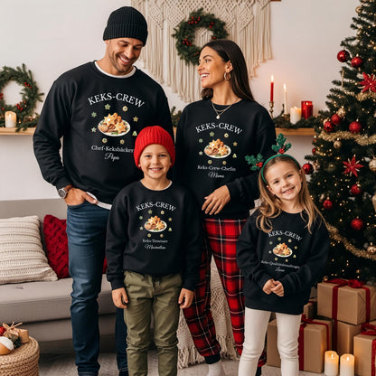 Personalisierter Weihnachtspullover Familie „Keks-Crew“ mit Plätzchenmotiv. Perfektes Familienoutfit für Eltern, Kinder & Babys zum gemeinsamen Plätzchenbacken. Lustige Titel wie Chef-Keksbäcker, Keks-Testesser oder Keks-Königin. Ideal als Partnerlook Weihnachten, Geschenkidee für Familien, Eltern, Großeltern oder Geschwister. Nachhaltig produziert hochwertig bedruckt, erhältlich als Sweatshirt T-Shirt oder Body. Süßes Weihnachtsoutfit für die ganze Familie & Kleidung für Weihnachtsbäckerei-Fans