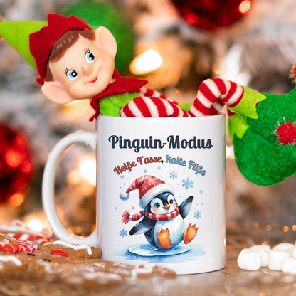 Lustige Weihnachtstasse mit Spruch „Heiße Tasse, kalte Flosse“ und Pinguin-Motiv – witziger Winterbecher als Geschenkidee Weihnachten für Kollegin, Freund, Freundin oder Familie. Ideal als Wichtelgeschenk, kleines Weihnachtsgeschenk oder Kaffeetasse mit Humor für die Adventszeit. Robuste Keramiktasse mit beidseitigem Druck, hochwertig bedruckt in Deutschland. Perfekt für Tee, Kaffee oder Glühwein – Geschenk Weihnachten, Tasse mit Spruch, Wintertasse, Tasse Pinguin, Weihnachtsbecher lustig.