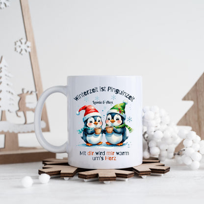 Personalisierte Weihnachtstasse mit zwei süßen Pinguinen, Herz-Spruch und winterlicher Szene – ideal als Geschenk Weihnachten für Freundin, Freund, Partner oder Familie. Wintertasse mit Namen und Spruch „Mit dir wird mir warm ums Herz“. Hochwertiger Keramikbecher mit liebevollem Pinguin-Motiv, perfekt als Nikolausgeschenk, kleines Weihnachtsgeschenk oder Wichtelgeschenk. Geschenkidee für Paare, Männer oder Frauen – romantisch, witzig und emotional. Weihnachtsbecher mit Namen online gestalten.