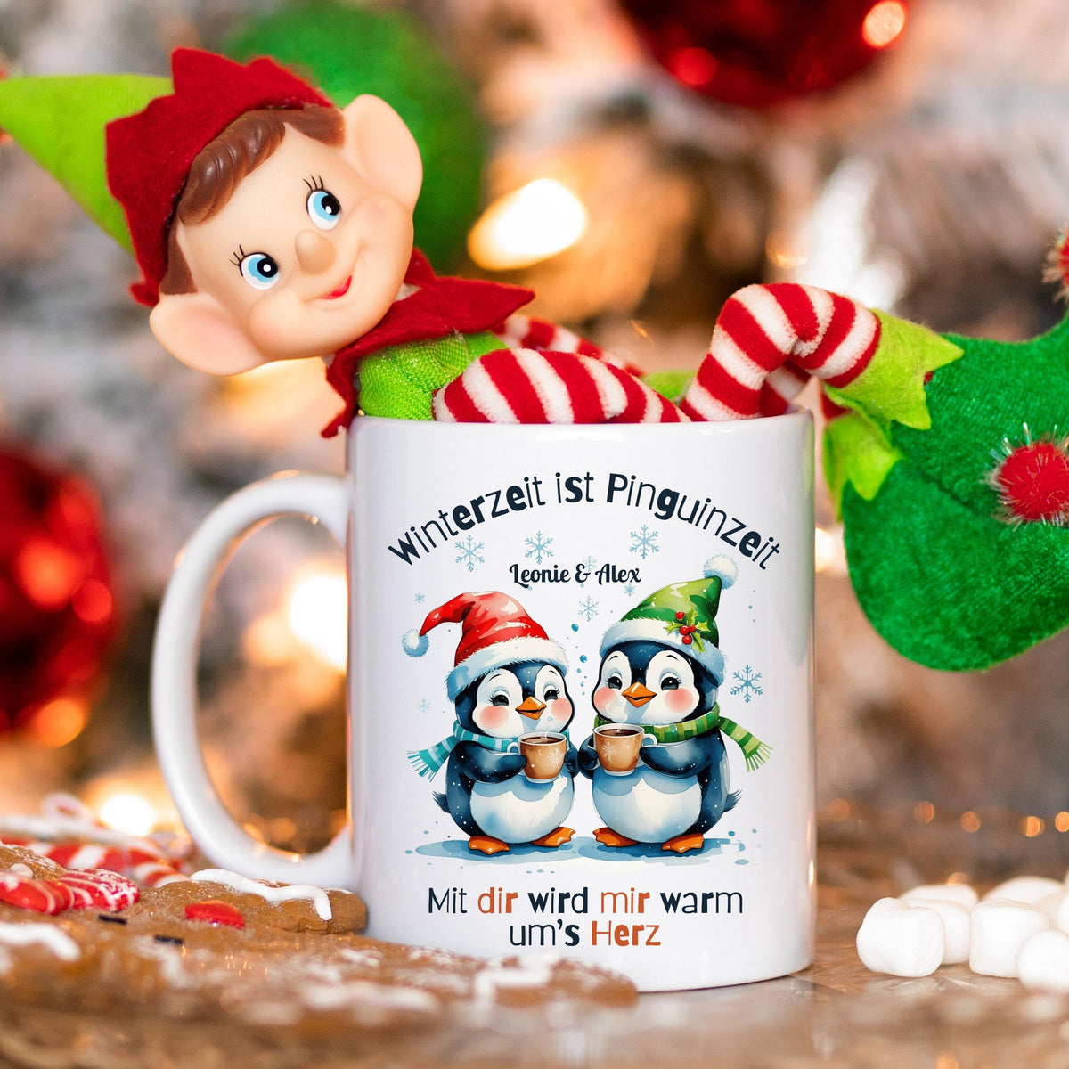 Personalisierte Weihnachtstasse mit zwei süßen Pinguinen, Herz-Spruch und winterlicher Szene – ideal als Geschenk Weihnachten für Freundin, Freund, Partner oder Familie. Wintertasse mit Namen und Spruch „Mit dir wird mir warm ums Herz“. Hochwertiger Keramikbecher mit liebevollem Pinguin-Motiv, perfekt als Nikolausgeschenk, kleines Weihnachtsgeschenk oder Wichtelgeschenk. Geschenkidee für Paare, Männer oder Frauen – romantisch, witzig und emotional. Weihnachtsbecher mit Namen online gestalten.
