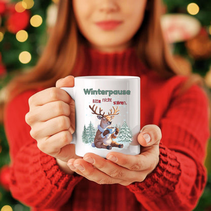 Lustige Weihnachtstasse mit Rentier-Motiv und Spruch „Winterpause – Bitte nicht stören“ als originelles Weihnachtsgeschenk für Männer, Frauen, Kollegin, Kollegen, Freund oder Freundin. Wintertasse aus Keramik mit Weihnachtsmotiv – ideal als Geschenkidee Weihnachten, Wichtelgeschenk, Nikolausgeschenk oder kleines Geschenk für die Adventszeit. Perfekt als Glühweintasse, Kaffeetasse oder Teetasse für Büro oder Zuhause. Hochwertiger Druck, beidseitig bedruckt, spülmaschinengeeignet.