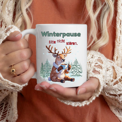 Lustige Weihnachtstasse mit Rentier-Motiv und Spruch „Winterpause – Bitte nicht stören“ als originelles Weihnachtsgeschenk für Männer, Frauen, Kollegin, Kollegen, Freund oder Freundin. Wintertasse aus Keramik mit Weihnachtsmotiv – ideal als Geschenkidee Weihnachten, Wichtelgeschenk, Nikolausgeschenk oder kleines Geschenk für die Adventszeit. Perfekt als Glühweintasse, Kaffeetasse oder Teetasse für Büro oder Zuhause. Hochwertiger Druck, beidseitig bedruckt, spülmaschinengeeignet.