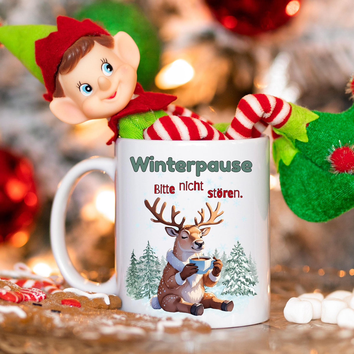 Lustige Weihnachtstasse mit Rentier-Motiv und Spruch „Winterpause – Bitte nicht stören“ als originelles Weihnachtsgeschenk für Männer, Frauen, Kollegin, Kollegen, Freund oder Freundin. Wintertasse aus Keramik mit Weihnachtsmotiv – ideal als Geschenkidee Weihnachten, Wichtelgeschenk, Nikolausgeschenk oder kleines Geschenk für die Adventszeit. Perfekt als Glühweintasse, Kaffeetasse oder Teetasse für Büro oder Zuhause. Hochwertiger Druck, beidseitig bedruckt, spülmaschinengeeignet.
