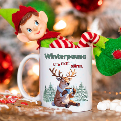 Lustige Weihnachtstasse mit Rentier-Motiv und Spruch „Winterpause – Bitte nicht stören“ als originelles Weihnachtsgeschenk für Männer, Frauen, Kollegin, Kollegen, Freund oder Freundin. Wintertasse aus Keramik mit Weihnachtsmotiv – ideal als Geschenkidee Weihnachten, Wichtelgeschenk, Nikolausgeschenk oder kleines Geschenk für die Adventszeit. Perfekt als Glühweintasse, Kaffeetasse oder Teetasse für Büro oder Zuhause. Hochwertiger Druck, beidseitig bedruckt, spülmaschinengeeignet.