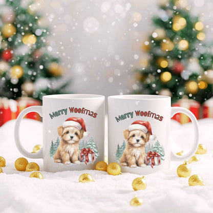 Lustige Weihnachtstasse mit Hund und Spruch „Merry Woofmas“ – perfekte Geschenkidee für Hundefreunde, Hundeeltern oder Tierliebhaber zu Weihnachten. Hochwertiger Keramikbecher mit süßem Hundemotiv und Weihnachtsmütze – ideal als Wintertasse für Kaffee, Tee oder Kakao. Tasse als liebevolles Weihnachtsgeschenk für Kollegin, Freundin, Familie oder als Wichtelgeschenk. Spülmaschinenfest und nachhaltig in Deutschland bedruckt – ideal für Hundebesitzer:innen mit Humor. Tasse Hundliebhaber Hundefans