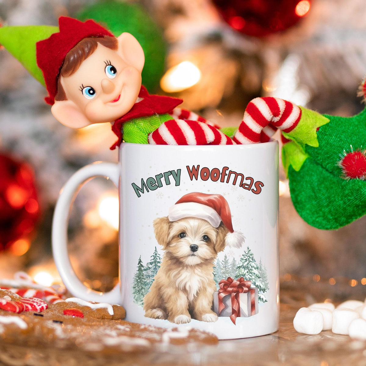 Lustige Weihnachtstasse mit Hund und Spruch „Merry Woofmas“ – perfekte Geschenkidee für Hundefreunde, Hundeeltern oder Tierliebhaber zu Weihnachten. Hochwertiger Keramikbecher mit süßem Hundemotiv und Weihnachtsmütze – ideal als Wintertasse für Kaffee, Tee oder Kakao. Tasse als liebevolles Weihnachtsgeschenk für Kollegin, Freundin, Familie oder als Wichtelgeschenk. Spülmaschinenfest und nachhaltig in Deutschland bedruckt – ideal für Hundebesitzer:innen mit Humor. Tasse Hundliebhaber Hundefans