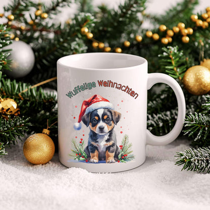 Lustige Weihnachtstasse mit Hundemotiv und Spruch „Wuffelige Weihnachten“ – ideales Geschenk für Hundefreunde, Hundebesitzer und Tierliebhaber zu Weihnachten. Die Tasse zeigt einen niedlichen Welpen mit Weihnachtsmütze in winterlicher Kulisse – perfekt als Nikolausgeschenk, Wichtelgeschenk oder als kleines Präsent für Kollegen und Freunde. Hochwertige Keramiktasse für Kaffee, Tee oder Kakao mit farbenfrohem Druck. Geschenkidee mit Herz für alle, die Weihnachten und Hunde lieben.