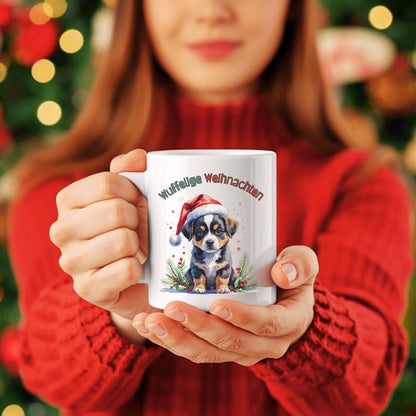 Lustige Weihnachtstasse mit Hundemotiv und Spruch „Wuffelige Weihnachten“ – ideales Geschenk für Hundefreunde, Hundebesitzer und Tierliebhaber zu Weihnachten. Die Tasse zeigt einen niedlichen Welpen mit Weihnachtsmütze in winterlicher Kulisse – perfekt als Nikolausgeschenk, Wichtelgeschenk oder als kleines Präsent für Kollegen und Freunde. Hochwertige Keramiktasse für Kaffee, Tee oder Kakao mit farbenfrohem Druck. Geschenkidee mit Herz für alle, die Weihnachten und Hunde lieben.