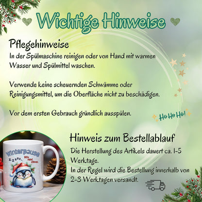 Lustige Weihnachtstasse mit Pinguinmotiv und Spruch „Winterpause – Bitte nicht stören“ – perfektes Geschenk für Kollegen, Freund, Freundin oder Familie zu Weihnachten. Der schläfrige Pinguin mit Weihnachtsmütze und heißem Getränk bringt Ruhe in jede Kaffeepause. Hochwertige Keramiktasse für festliche Jahreszeit. Ideal als Nikolausgeschenk, Wichtelgeschenk, kleines Weihnachtsgeschenk oder humorvolle Aufmerksamkeit für Homeoffice, Büro oder Sofa-Zeit. Perfekt für Kaffee, Tee oder heiße Schokolade.