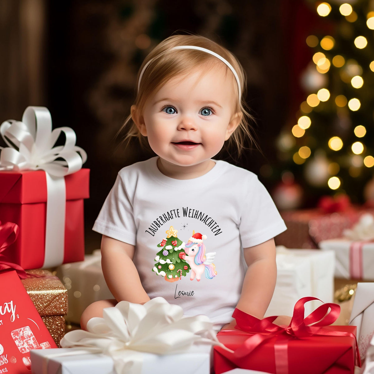 Personalisierter Einhorn Weihnachtspullover Kinder mit Namen – festliches Weihnachtsoutfit für Mädchen und Jungen. Perfekt als Geschwister Outfit Weihnachten oder Weihnachtsgeschenk Baby. Niedliches Einhorn mit Weihnachtsbaum und Mütze auf Pullover, T-Shirt oder Body. Kinder Kleidung Weihnachten, Bio Baumwolle, hochwertiger Druck, nachhaltig produziert. Ideal für Familienfotos, Feiern, Kindergarten oder Krippe. Magisches Einhorn Weihnachtsoutfit für kleine Träumerinnen und Träumer.