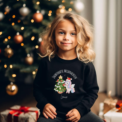 Personalisierter Einhorn Weihnachtspullover Kinder mit Namen – festliches Weihnachtsoutfit für Mädchen und Jungen. Perfekt als Geschwister Outfit Weihnachten oder Weihnachtsgeschenk Baby. Niedliches Einhorn mit Weihnachtsbaum und Mütze auf Pullover, T-Shirt oder Body. Kinder Kleidung Weihnachten, Bio Baumwolle, hochwertiger Druck, nachhaltig produziert. Ideal für Familienfotos, Feiern, Kindergarten oder Krippe. Magisches Einhorn Weihnachtsoutfit für kleine Träumerinnen und Träumer.