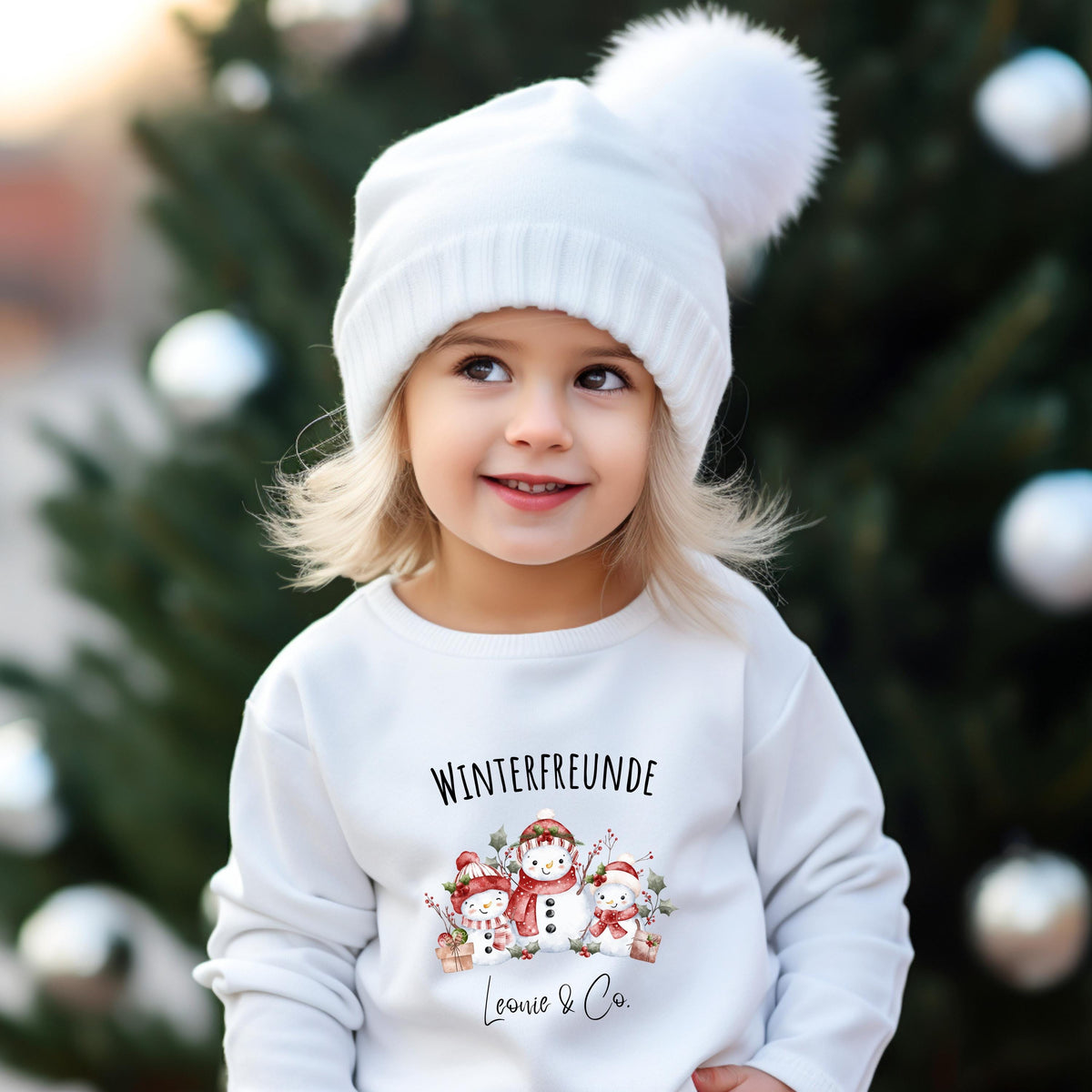 Personalisierter Weihnachtspullover Kinder mit Schneemann Motiv – Winterfreunde. Weihnachtsoutfit Jungen & Mädchen, Geschwister Outfit Weihnachten, ideal als Weihnachtsgeschenk Baby oder Kinder. Pullover, Shirt & Body mit Namen, festliche Winterkleidung nachhaltig bedruckt. Perfekt für Familienfotos, Plätzchenbacken oder Schulfeiern. Weihnachtsoutfit Kinder personalisiert, kuscheliger Winter Pullover Geschenk für Mädchen & Jungen. Weihnachtspullover Kinder personalisiert Shirt Body mit Namen